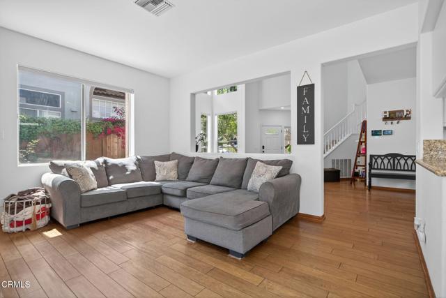 5004 Ladera Vista Drive, Camarillo CA: https://media.crmls.org/mediaz/765698eb-87ce-4285-8a09-d89d7f634a33.jpg