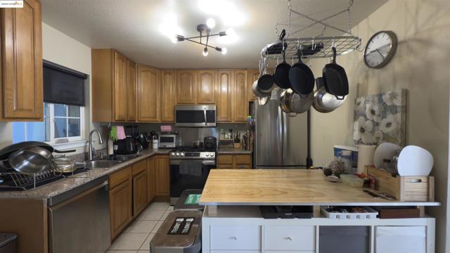2505 Market St, Oakland CA: https://media.crmls.org/mediaz/7656c7b0-f5a8-471e-b51b-938d13c53b6f.jpg