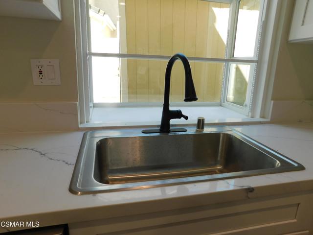 559 Stoney Peak Court, Simi Valley CA: https://media.crmls.org/mediaz/7658bdef-e26c-443e-a3de-4a6cccaa4a26.jpg