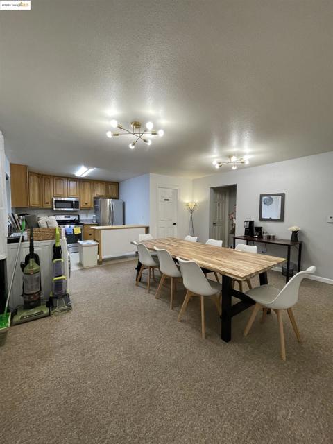 2505 Market St, Oakland CA: https://media.crmls.org/mediaz/76591faf-615a-400e-93e0-c2a1b7a6868b.jpg