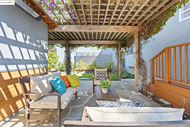 1026 Ventura Ave, Albany CA: https://media.crmls.org/mediaz/765a1575-7541-4ceb-852a-6d1e7f626781.jpg