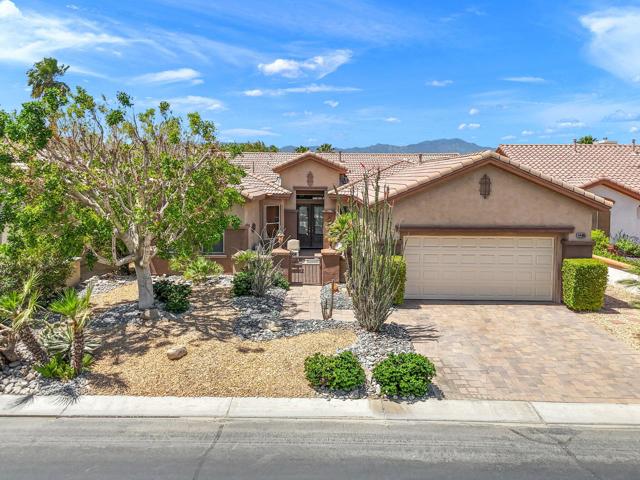 44085 Royal Troon Drive, Indio CA: https://media.crmls.org/mediaz/765ae12a-583f-4f60-a44c-b0b9b2e4b168.jpg