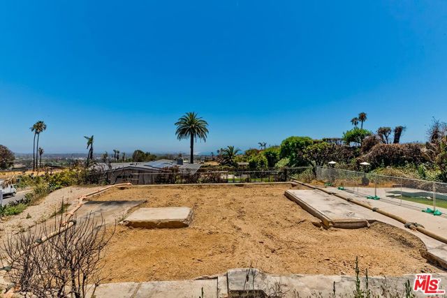 1033 Lachman Lane, Pacific Palisades CA: https://media.crmls.org/mediaz/765afea6-5360-49a3-aa32-0efe2e0ed805.jpg