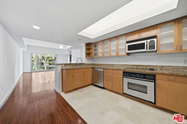 13700 Marina Pointe Drive, Marina del Rey CA: https://media.crmls.org/mediaz/765b4a6d-ed63-4c00-b5ef-ef13fbd0af37.jpg