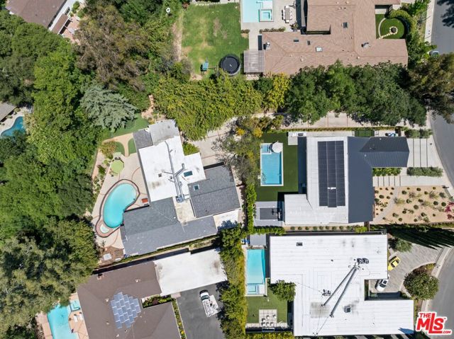 16241 W Meadow Ridge Way, Encino CA: https://media.crmls.org/mediaz/765b7c2f-16b3-458f-9d76-16b4b05ba32f.jpg