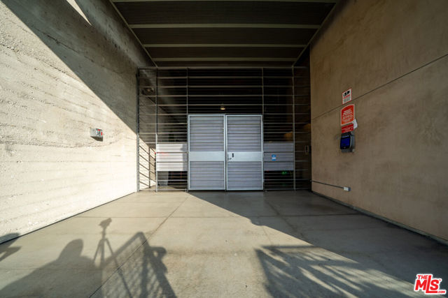 530 S Hewitt Street, Los Angeles CA: https://media.crmls.org/mediaz/765b8520-cb8f-46e0-9286-e74e5ac89142.jpg