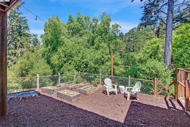 5601 Castle Dr, Oakland CA: https://media.crmls.org/mediaz/765bb262-355a-44c4-8e00-aa88c1313c2b.jpg