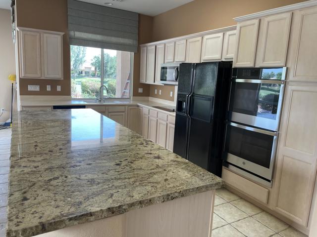 39264 Mirage Circle, Palm Desert CA: https://media.crmls.org/mediaz/765d386f-1718-4d9f-83c2-b74487ef72fd.jpg