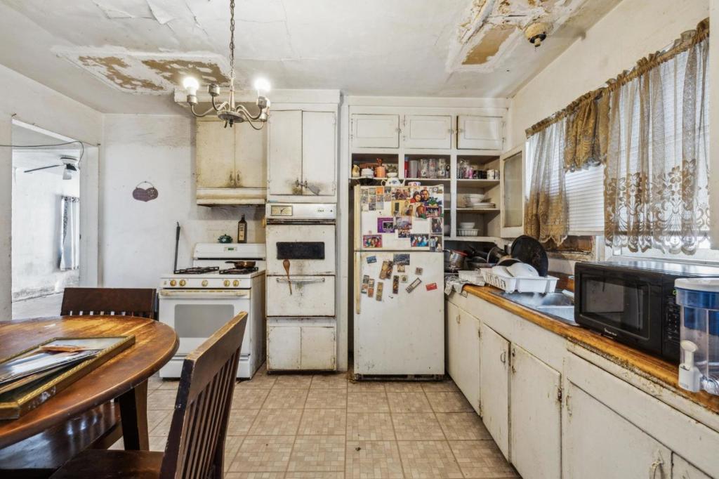 https://media.crmls.org/mediaz/765f40a2-b81f-444e-b299-cde2bd5a06f7.jpg?preset=X-Large