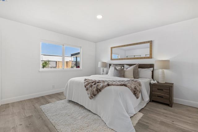 924 Magnolia Dr, Alameda CA: https://media.crmls.org/mediaz/7660eb4d-0b9f-48a5-88b7-a92c4c141184.jpg