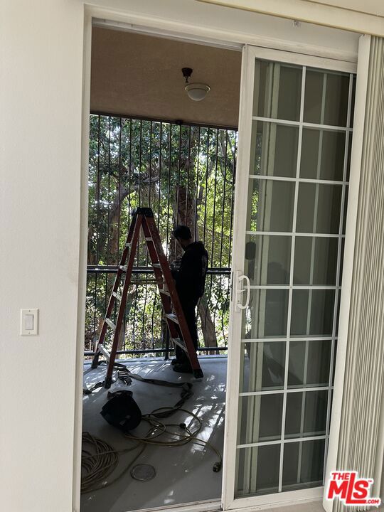 962 S Gramercy Drive, Los Angeles CA: https://media.crmls.org/mediaz/7661b0ce-1c98-4a22-98f4-dd636ffcf038.jpg