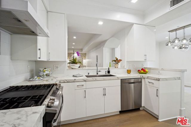 1861 Veteran Avenue, Los Angeles CA: https://media.crmls.org/mediaz/766311ea-1e01-4924-a1f6-b0e0037e50ac.jpg