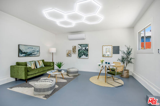 407 N Benton Way, Los Angeles CA: https://media.crmls.org/mediaz/76637ab6-28a8-4d5c-859c-b91f5ec103c7.jpg