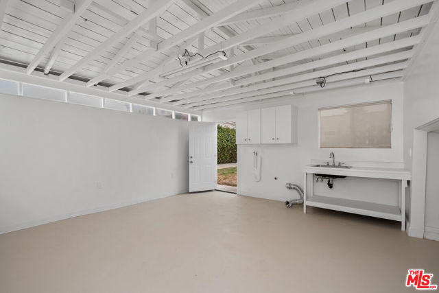 827 23rd Street, Santa Monica CA: https://media.crmls.org/mediaz/7663d4a1-8459-4141-938e-44e9eda3c0c7.jpg