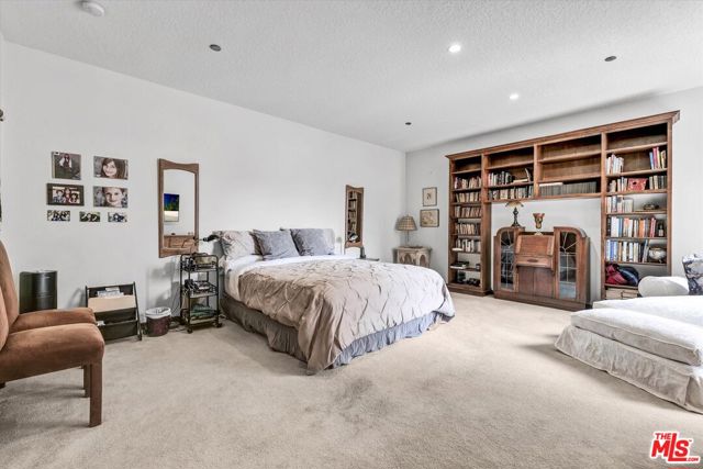 300 N Swall Drive, Beverly Hills CA: https://media.crmls.org/mediaz/7663e370-6c1f-4938-83da-62dff4f02b4e.jpg