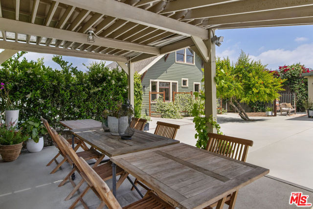 844 E Kensington Road, Los Angeles CA: https://media.crmls.org/mediaz/76642af8-e66b-4087-b68e-2ca286aa57f0.jpg
