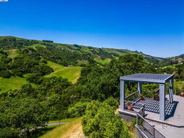 325 Bollinger Estates Ct, San Ramon CA: https://media.crmls.org/mediaz/76643377-9dbb-4225-b639-6ab4a3b852bd.jpg