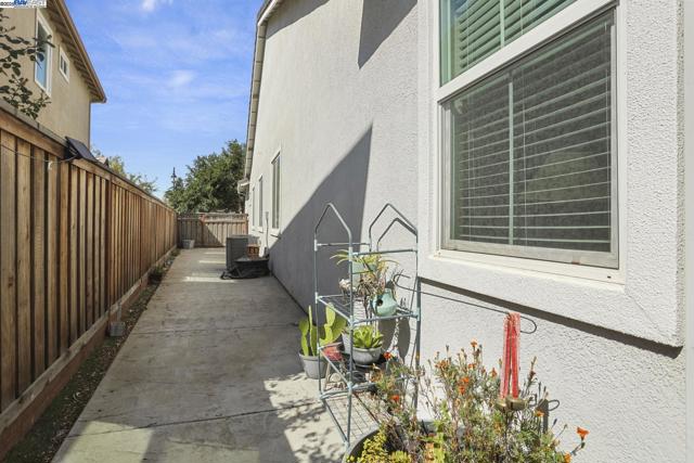2595 Garden Farms Ave, Lathrop CA: https://media.crmls.org/mediaz/76645551-aa3a-4aee-a996-782030210c5b.jpg