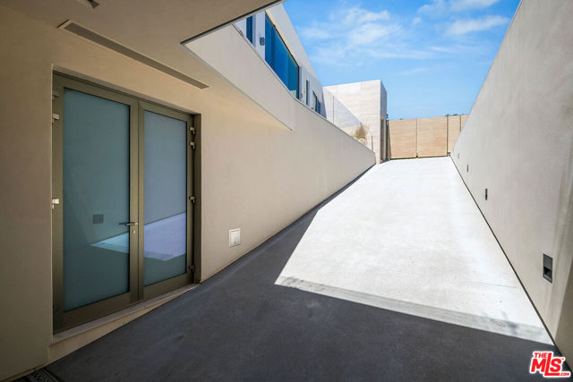 9016 Thrasher Avenue, Los Angeles CA: https://media.crmls.org/mediaz/7665ba0e-7201-4ba3-8cdc-ff618ab32a9b.jpg