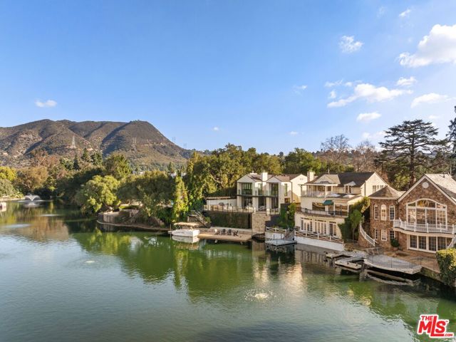 10037 Valley Spring Lane, Toluca Lake CA: https://media.crmls.org/mediaz/766814a1-9154-4e94-bacf-5b8315604a84.jpg