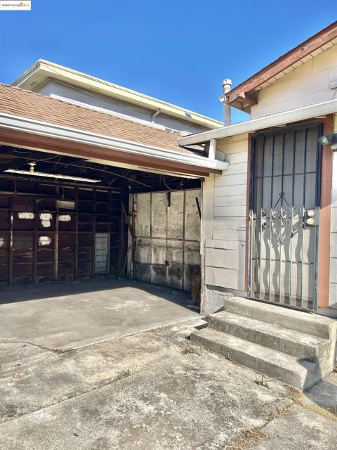 9719 Holly St, Oakland CA: https://media.crmls.org/mediaz/76688c8f-4ee9-468e-933f-0411eb99efc5.jpg