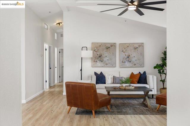 33526 4th ST, Union City CA: https://media.crmls.org/mediaz/7668bbee-4386-47b7-8188-12e2e26b8069.jpg