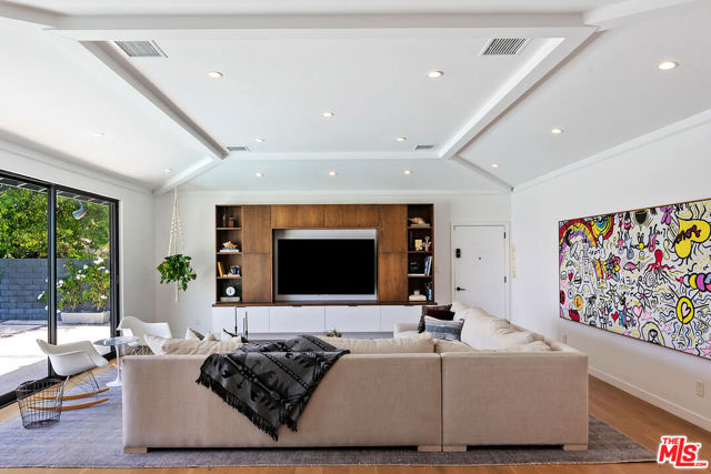 17237 Quesan Place, Encino CA: https://media.crmls.org/mediaz/76699a31-9ddf-4768-85b1-9be2a227edf8.jpg