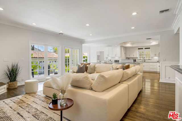 116 N Palm Drive, Beverly Hills CA: https://media.crmls.org/mediaz/7669c861-6e9d-47c0-9eb0-38e5f8ce5cca.jpg