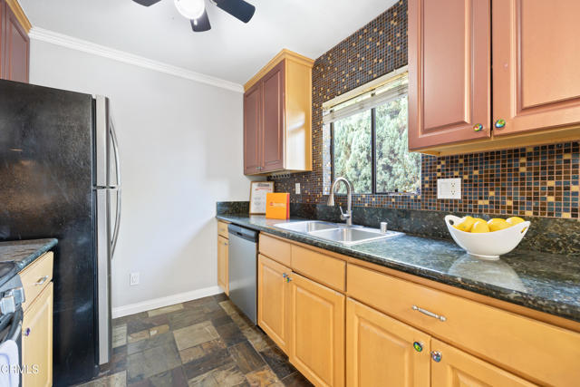 Detail Gallery Image 14 of 35 For 14803 Vanowen St #13,  Van Nuys,  CA 91405 - 2 Beds | 2 Baths