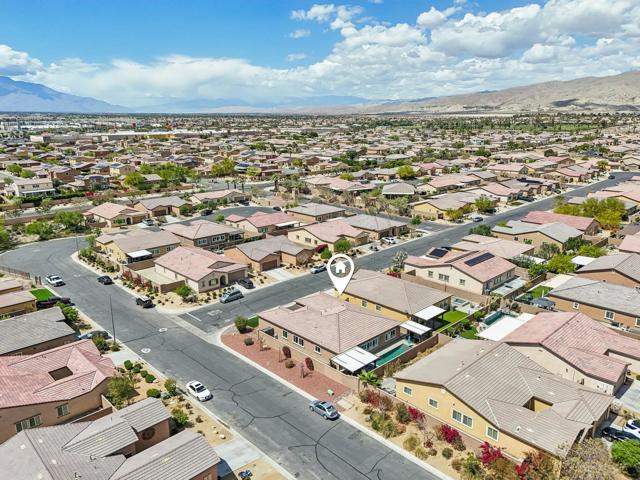 42912 Gazapo Court, Indio CA: https://media.crmls.org/mediaz/766c501a-2523-40a3-b876-ec929b36a43e.jpg