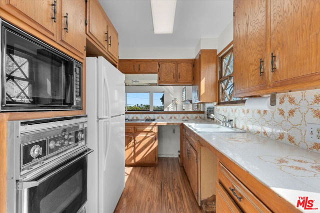 711 Pier Avenue, Santa Monica CA: https://media.crmls.org/mediaz/766ca4d0-e055-4104-bc06-cd6658d3c5ef.jpg