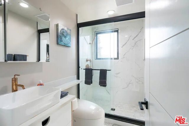 Bedroom #6 en-suite bathroom