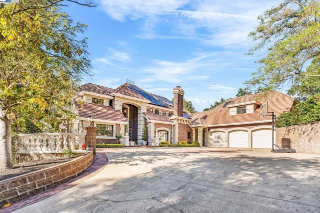 219 Valley Oaks Dr, Alamo CA: https://media.crmls.org/mediaz/766e4b29-6bb7-4a04-bcbb-583a84ace783.jpg