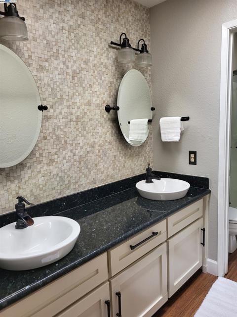 665 Palomino Dr, Pleasanton CA: https://media.crmls.org/mediaz/766f2e16-34d5-49f1-b543-80bc456123aa.jpg