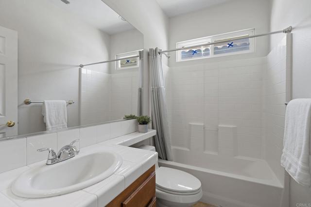 Detail Gallery Image 4 of 44 For 371 Plaza Toluca, Chula Vista,  CA 91914 - 5 Beds | 4 Baths