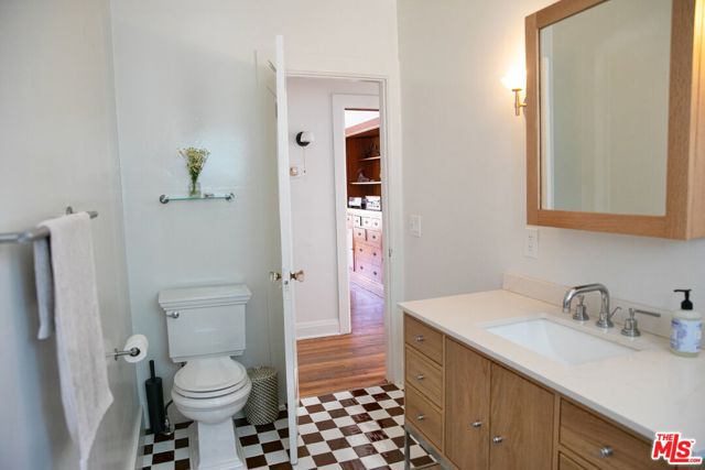 898 N Chester Avenue, Pasadena CA: https://media.crmls.org/mediaz/766f9092-36ff-4f3c-b27e-f4d220d91a8e.jpg