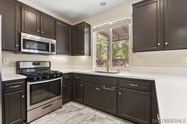 1055 Forest Hill Pl, Chula Vista CA: https://media.crmls.org/mediaz/766ff7f6-3a68-42f4-8bb1-fc9c71ef3ccb.jpg
