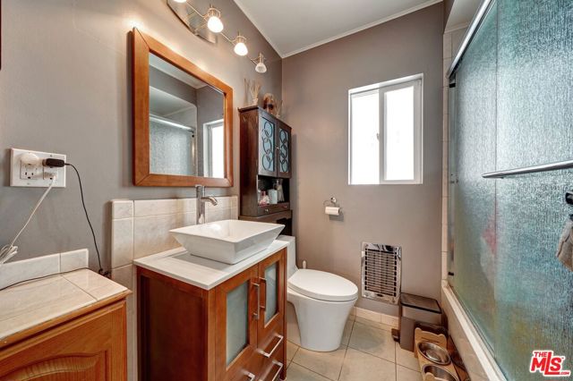 844 N Poinsettia Place, Los Angeles CA: https://media.crmls.org/mediaz/767031aa-cb90-4822-a678-e763441e65e9.jpg