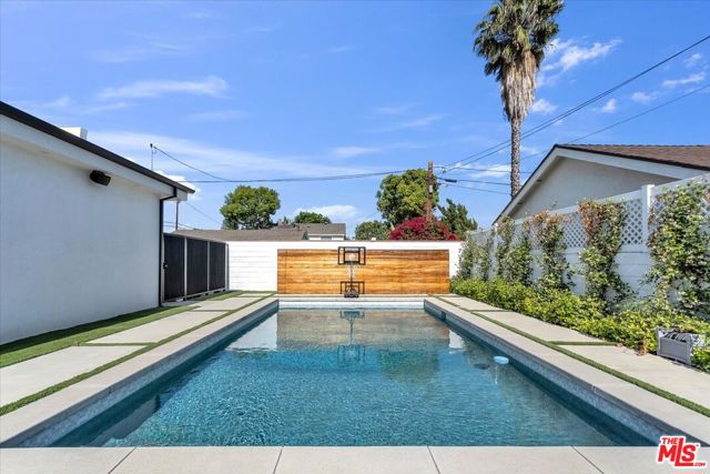 5456 Hazeltine Avenue, Sherman Oaks CA: https://media.crmls.org/mediaz/76709b57-848d-4005-8430-e37462a25811.jpg
