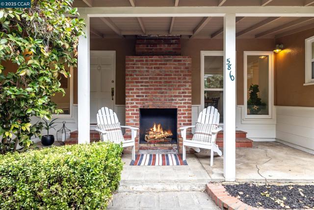 5810 Estates Dr, Oakland CA: https://media.crmls.org/mediaz/7670b33a-af4d-4c48-a3fb-0c58dfefc4a2.jpg