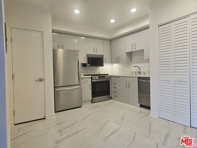 1617 Broadway, Santa Monica CA: https://media.crmls.org/mediaz/767129b6-685e-49db-99de-6b45b19cc5ef.jpg