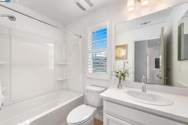 4338 Healdsburg Way, Dublin CA: https://media.crmls.org/mediaz/76712b3f-0066-4dfe-96ee-8867a1b4d8d5.jpg
