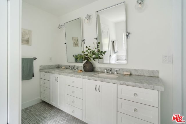226 N Arden Boulevard, Los Angeles CA: https://media.crmls.org/mediaz/76723660-e2e3-470b-9800-8610a046f493.jpg