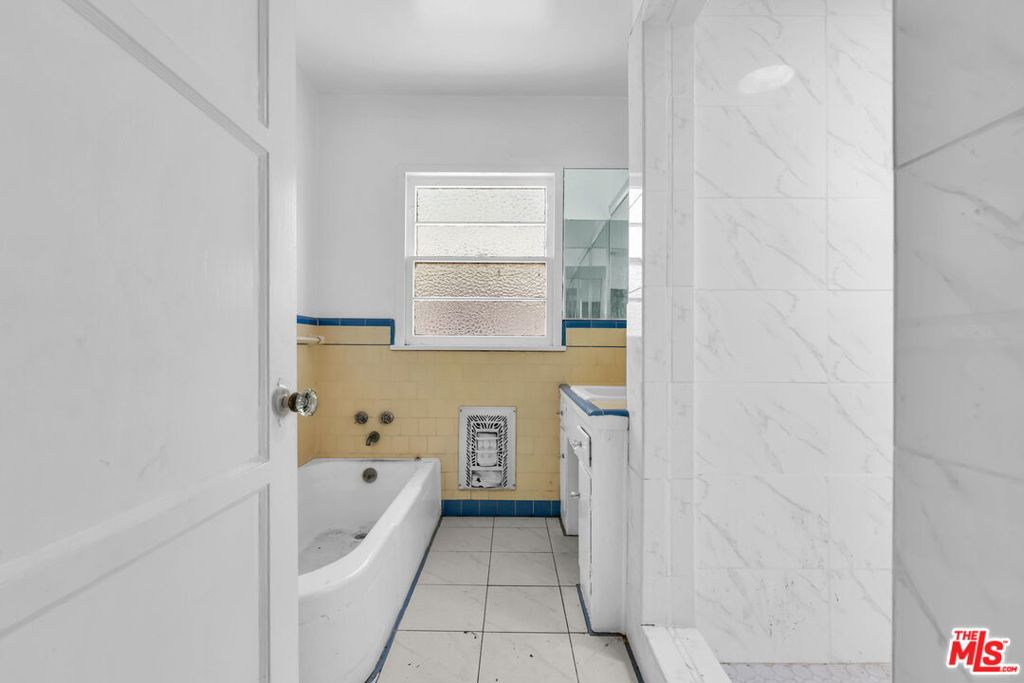 https://media.crmls.org/mediaz/76723e71-cfb9-4e5b-9a50-bef83dc11217.jpg?preset=X-Large