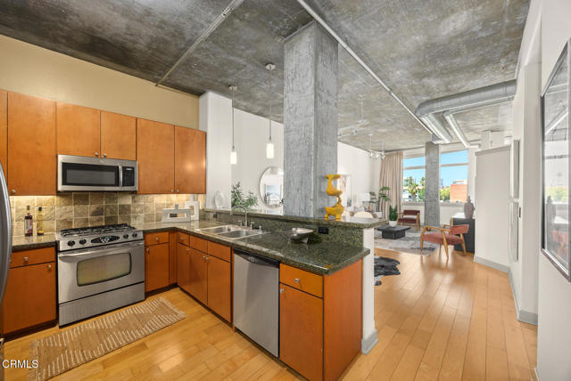 840 E Green Street, Pasadena CA: https://media.crmls.org/mediaz/76731d36-7162-419c-b2c3-36d92e4ed277.jpg