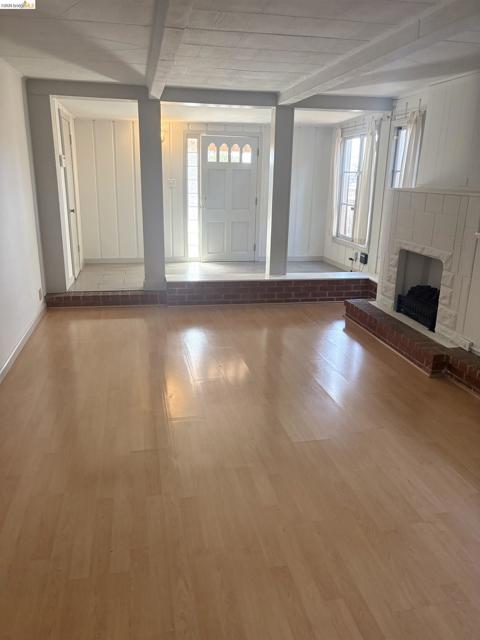 1024 Elsinore Ave, Oakland CA: https://media.crmls.org/mediaz/7673346b-ebed-46a4-9258-5fe1ceb13261.jpg