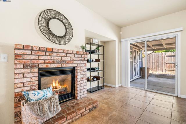 1983 Cork Oak Ln, Manteca CA: https://media.crmls.org/mediaz/7673f73b-bd85-4593-b496-71fb8cdba318.jpg