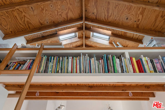 729 Superba Avenue, Venice CA: https://media.crmls.org/mediaz/76742e92-e146-423f-8643-f630f4a397c5.jpg