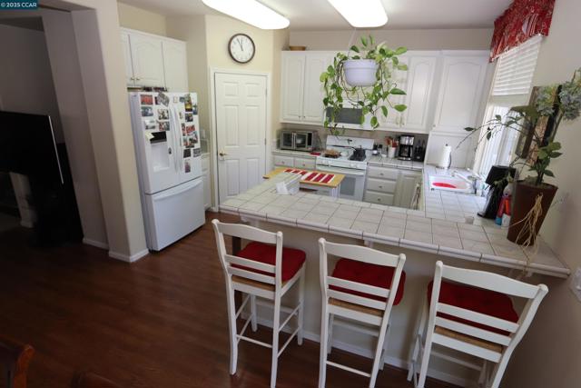 290 Black Amber Way, Brentwood CA: https://media.crmls.org/mediaz/767430ee-1a3b-4cb7-8ecb-1f7132fc7656.jpg