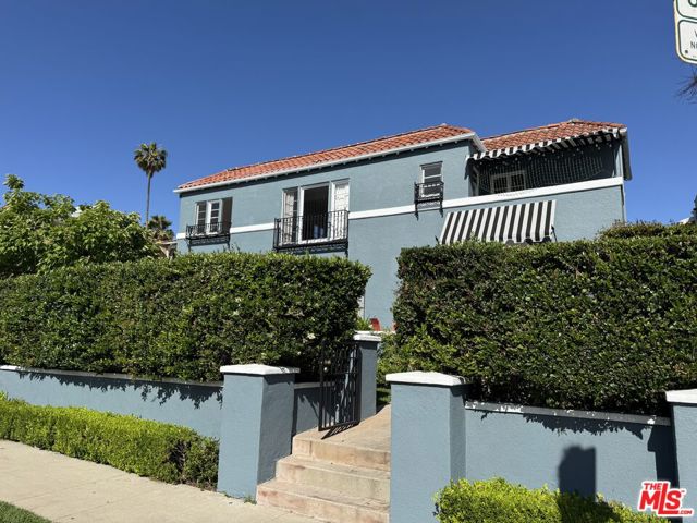 848 S Curson Avenue, Los Angeles CA: https://media.crmls.org/mediaz/76744997-ab2a-4cac-8717-1100e3de770f.jpg